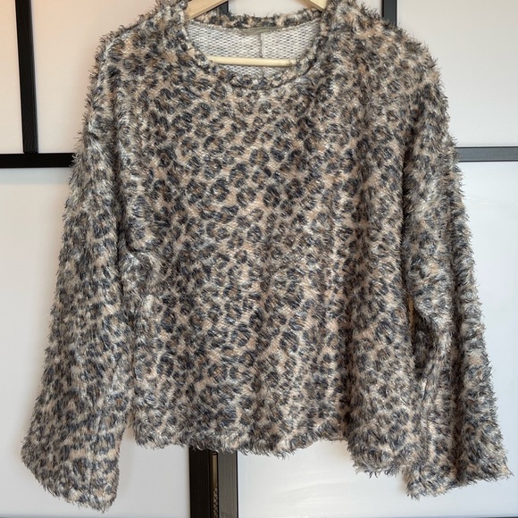 Zara Trafaluc Animal Print fuzzy sweater.
Womens Large - Picture 6 of 13